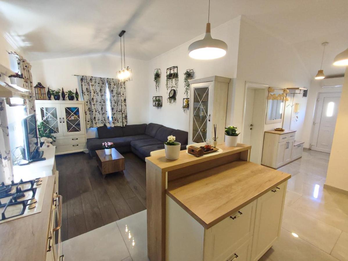 Apartments Amfora - Cozy And Modern Apartments For Up To 15 People, 100M From The Sea And Beach Стара Новаля Екстериор снимка