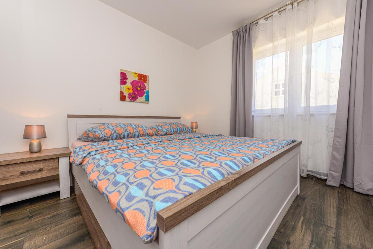 Apartments Amfora - Cozy And Modern Apartments For Up To 15 People, 100M From The Sea And Beach Стара Новаля Екстериор снимка