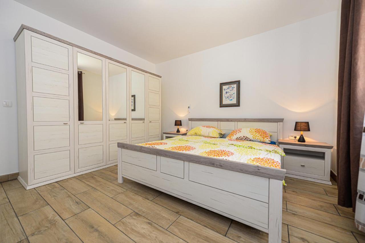 Apartments Amfora - Cozy And Modern Apartments For Up To 15 People, 100M From The Sea And Beach Стара Новаля Екстериор снимка