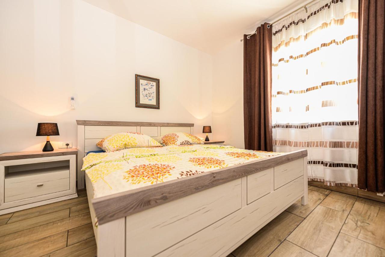 Apartments Amfora - Cozy And Modern Apartments For Up To 15 People, 100M From The Sea And Beach Стара Новаля Екстериор снимка
