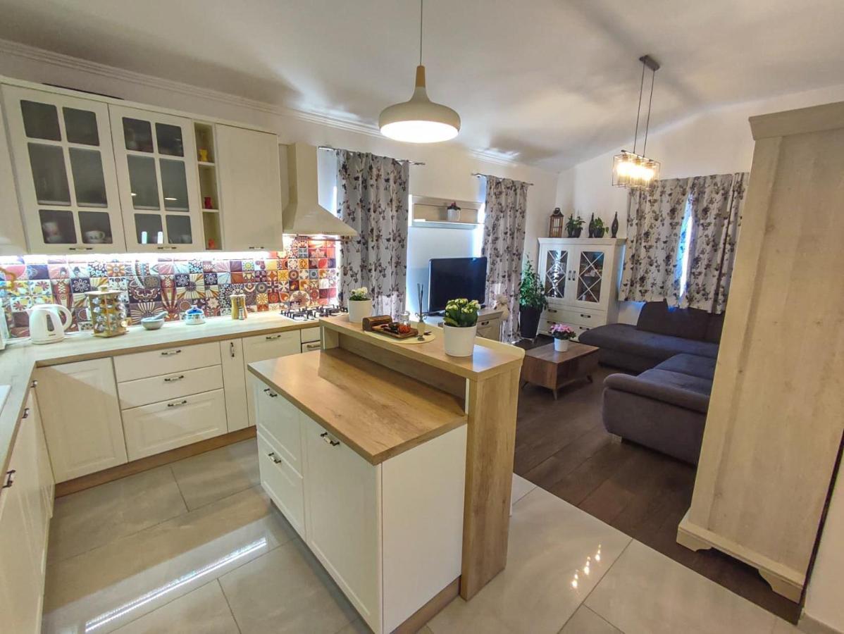 Apartments Amfora - Cozy And Modern Apartments For Up To 15 People, 100M From The Sea And Beach Стара Новаля Екстериор снимка