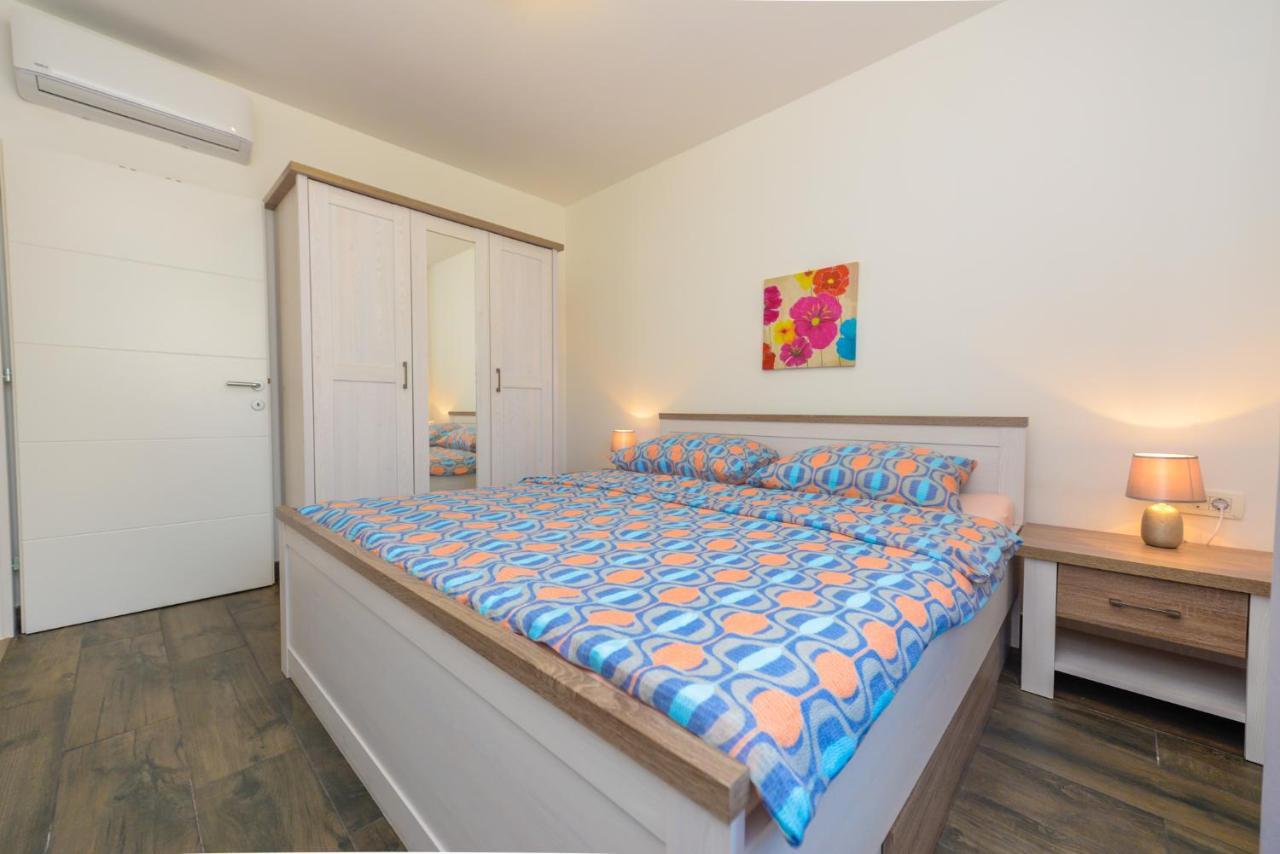 Apartments Amfora - Cozy And Modern Apartments For Up To 15 People, 100M From The Sea And Beach Стара Новаля Екстериор снимка