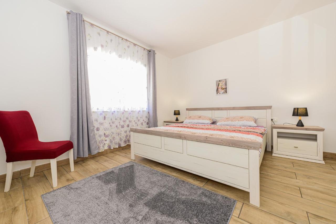 Apartments Amfora - Cozy And Modern Apartments For Up To 15 People, 100M From The Sea And Beach Стара Новаля Екстериор снимка