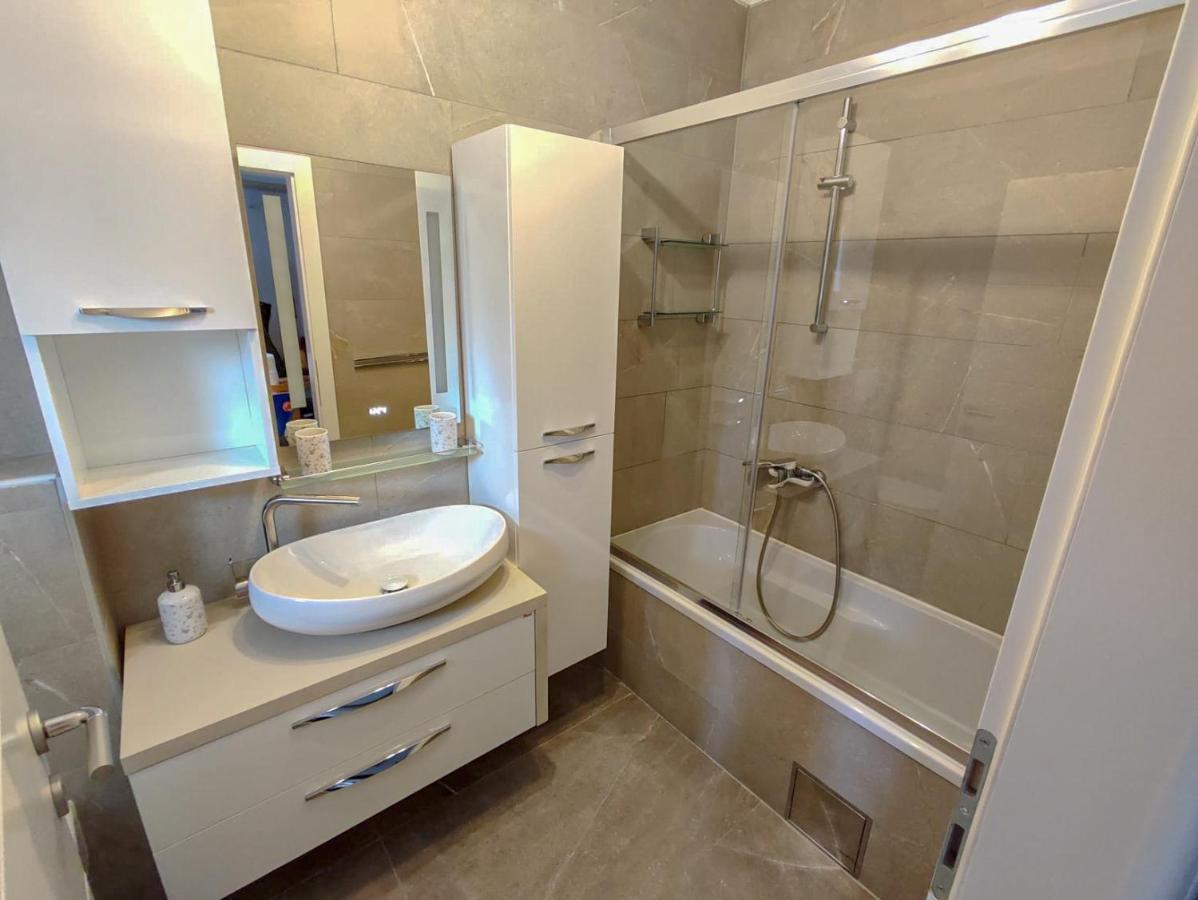 Apartments Amfora - Cozy And Modern Apartments For Up To 15 People, 100M From The Sea And Beach Стара Новаля Екстериор снимка