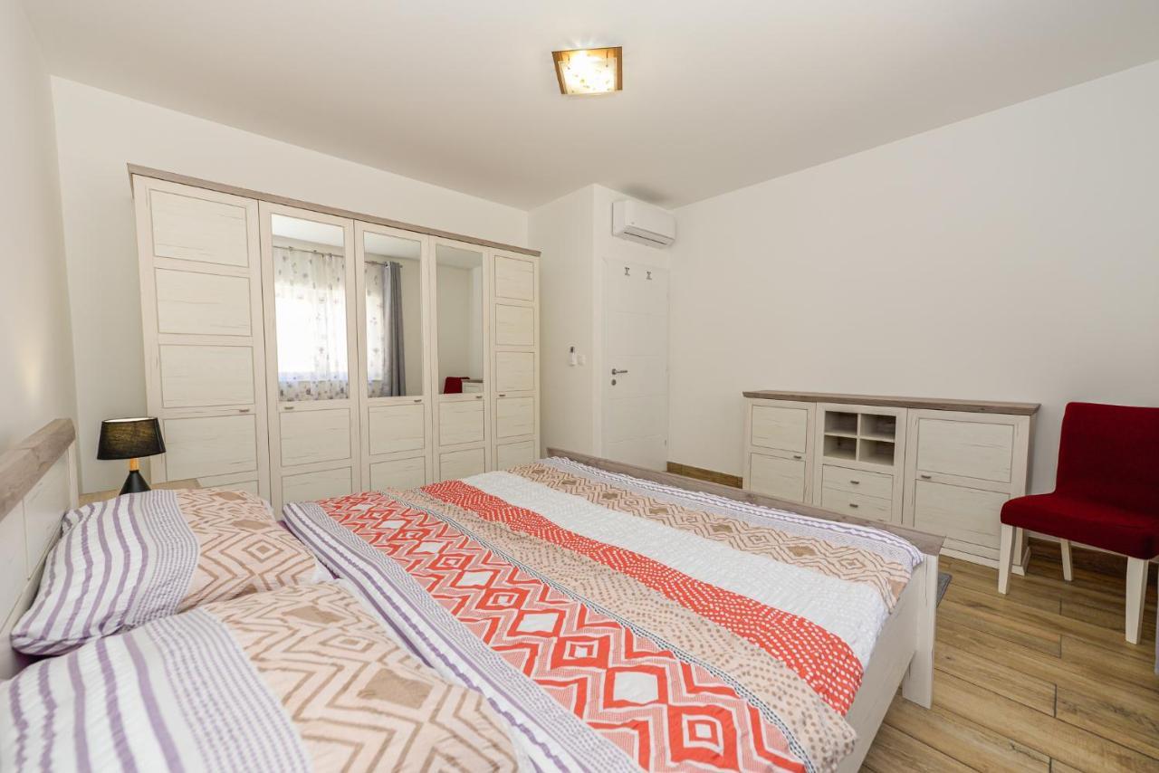 Apartments Amfora - Cozy And Modern Apartments For Up To 15 People, 100M From The Sea And Beach Стара Новаля Екстериор снимка