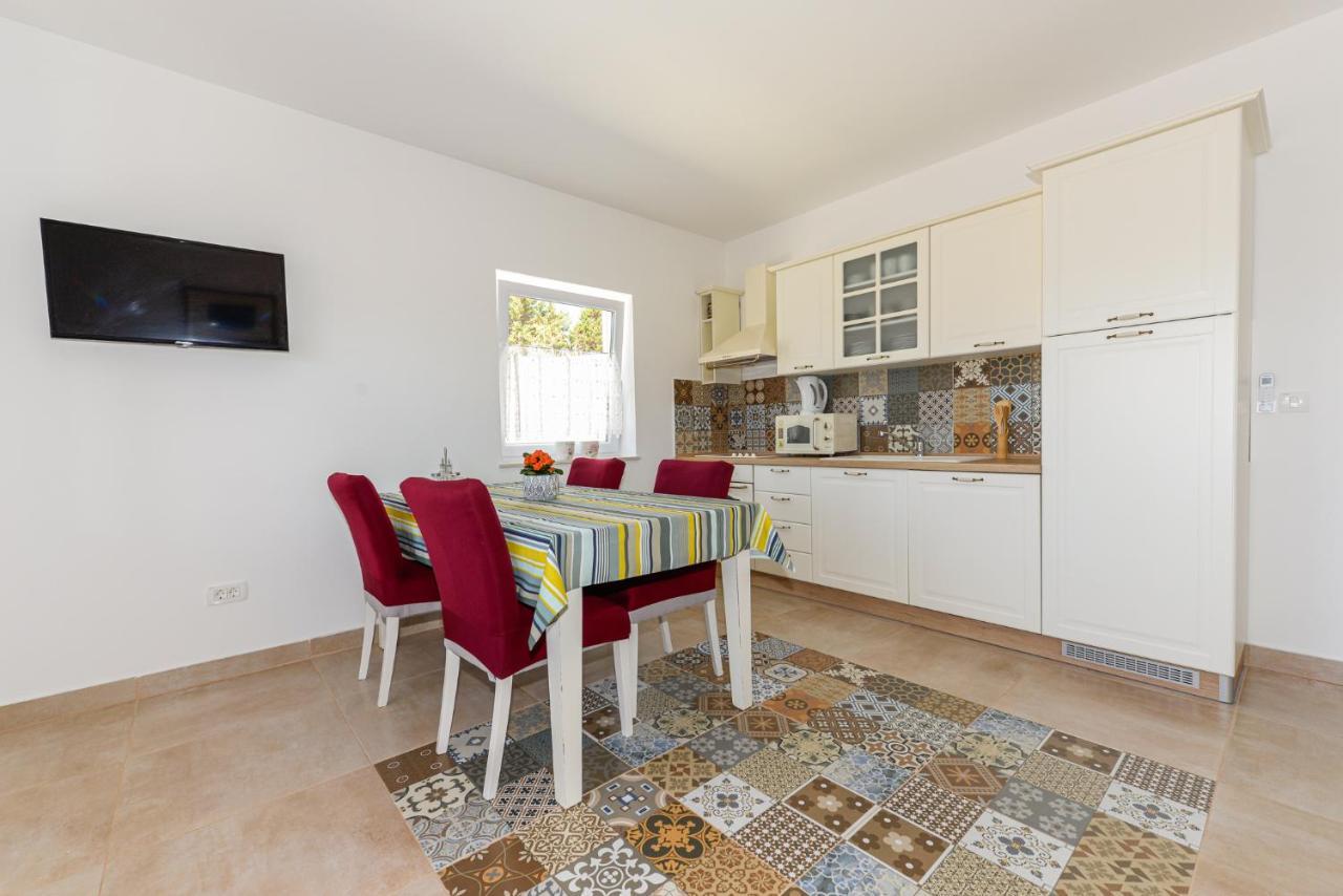 Apartments Amfora - Cozy And Modern Apartments For Up To 15 People, 100M From The Sea And Beach Стара Новаля Екстериор снимка